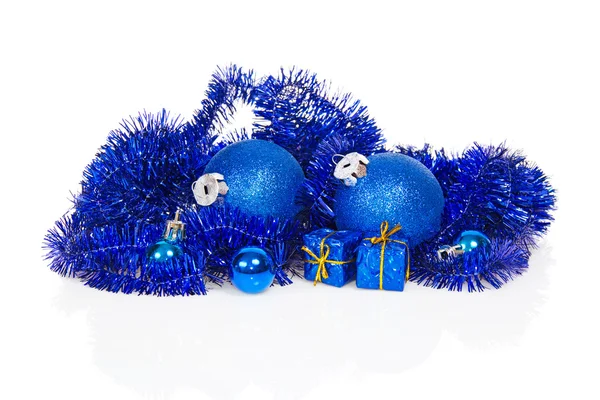 Decoración de Navidad azul y oropel azul aislado en blanco — Foto de Stock