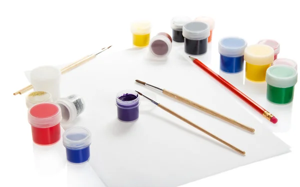 Tintas, pincéis e um lápis sobre o papel, isolados sobre branco — Fotografia de Stock