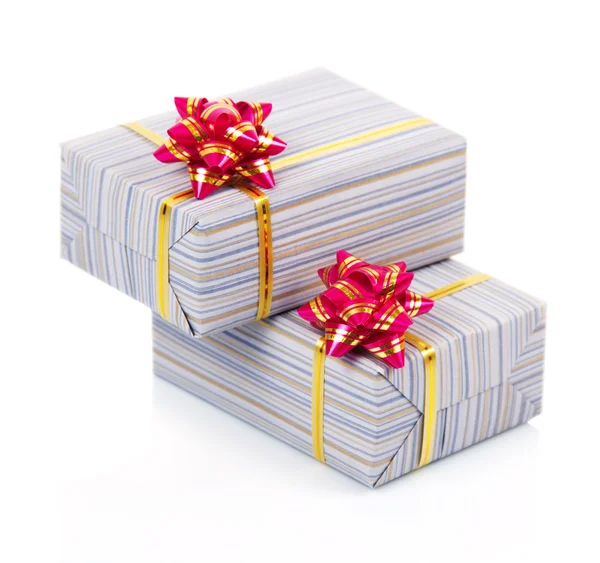 Geschenkboxen mit goldenem Band und rosa Schleife isoliert auf weiß — Stockfoto