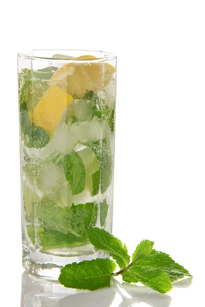 Kalter Cocktail aus Mojito und Minzblättern — Stockfoto