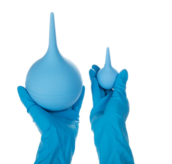Handen in de handschoenen, houden van peren voor een klysma, geïsoleerd op wit — Stockfoto