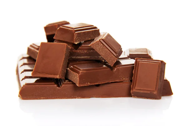 Celá deska mléčné čokolády a plátky — Stock fotografie