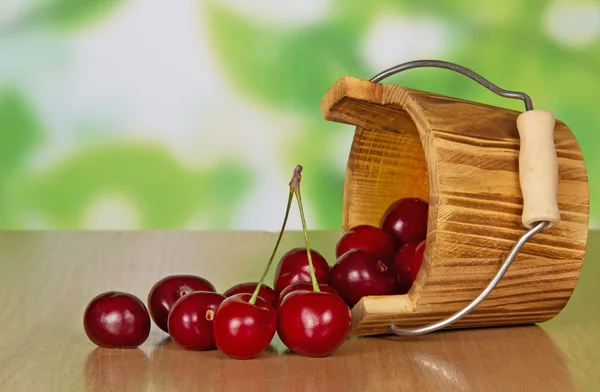 Hög moget sötkörsbär som hoppade av en hink — Stockfoto