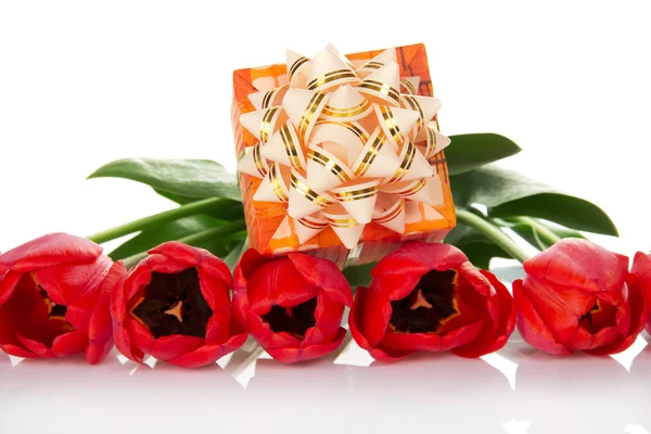 Strauß von Tulpen und Schachtel mit einem Geschenk, isoliert auf weiß — Stockfoto