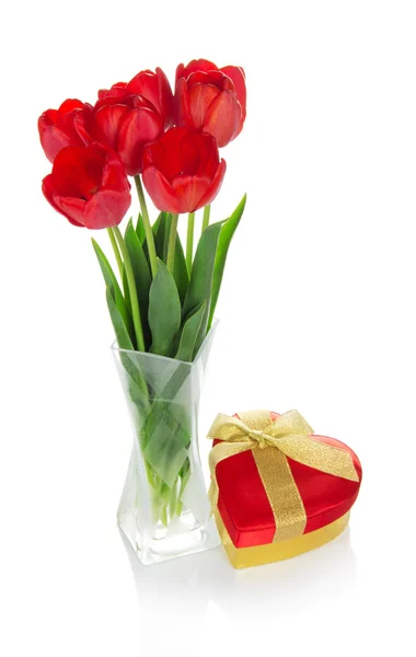 Tulipany i prezent pudełko serce, na białym tle — Zdjęcie stockowe