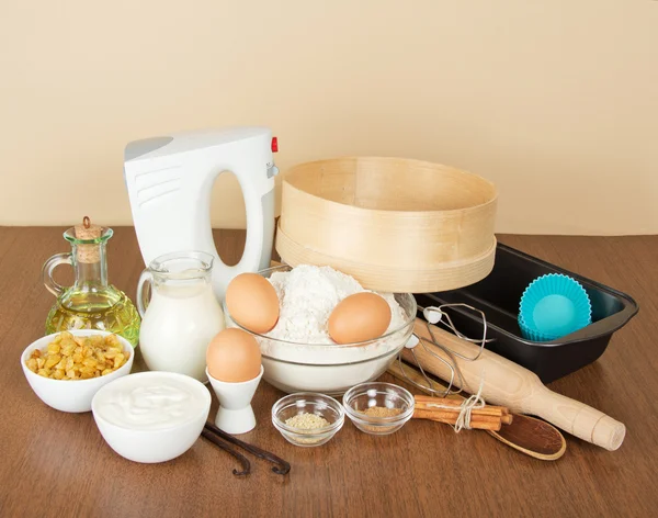 Produkte, Gewürzset, Rosinen und Auflaufform, auf beigem Hintergrund — Stockfoto