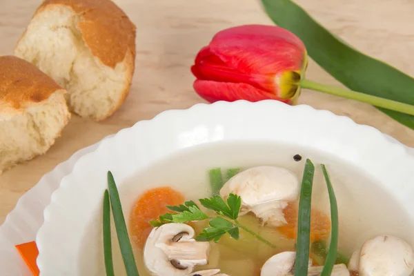 Läckra svampsoppa, skivor av bröd och Röda tulpaner på beige bakgrund — Stockfoto