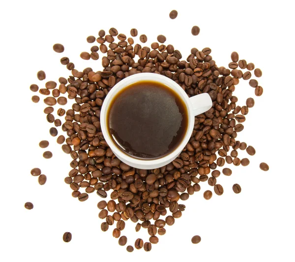 Tasse de café avec café les grains, isolé sur blanc — Photo