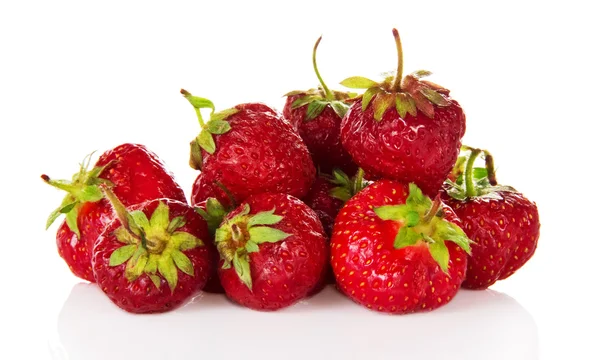 Haufen reifer roter Erdbeeren isoliert auf weißem Grund — Stockfoto