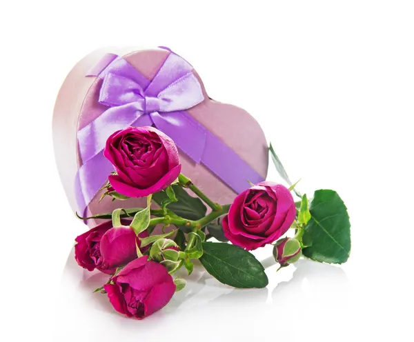 Nádherné větev růže a dárkové krabice srdce s mašlí, izolované na bílém — Stock fotografie