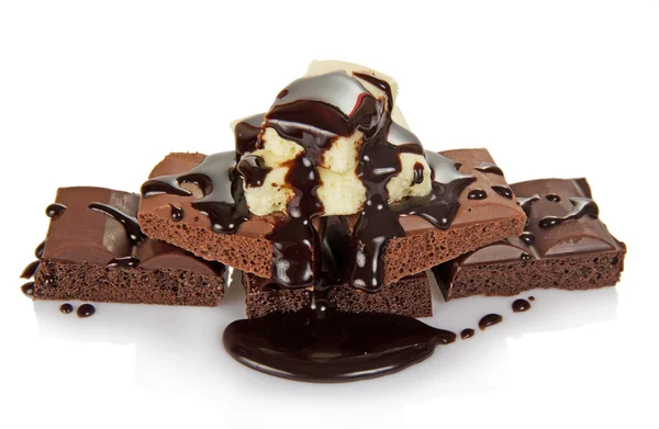 Verschiedene Stücke Schokolade gegossen geschmolzene Schokolade — Stockfoto