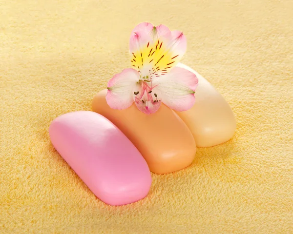 香りのよい化粧石鹸とテリー タオルの花 — ストック写真