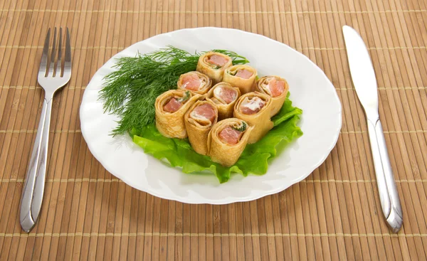 Flapjack com salmão e salada, talheres em guardanapo de bambu — Fotografia de Stock