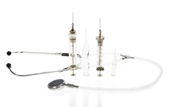 Stethoscop, ampolas médicas e seringas velhas isoladas em branco — Fotografia de Stock