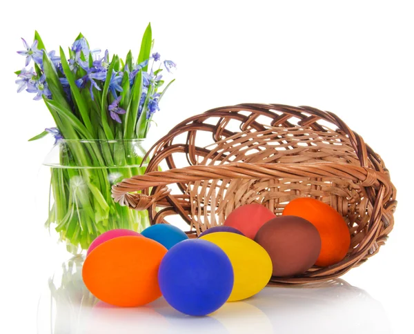 Los huevos de Pascua, que han caído de la cesta, y los escalofríos en el florero, aislado sobre blanco —  Fotos de Stock