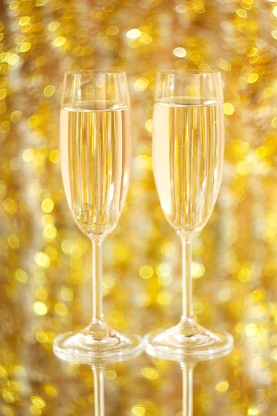 Two glasses of wine with a festive situation, against with very small depth of accuracy — Stock Photo, Image