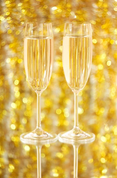 Dois copos de vinho com uma situação festiva, contra com profundidade muito pequena de precisão — Fotografia de Stock