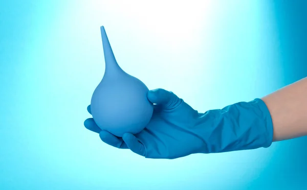 Medische peer in een hand op een blauwe achtergrond — Stockfoto