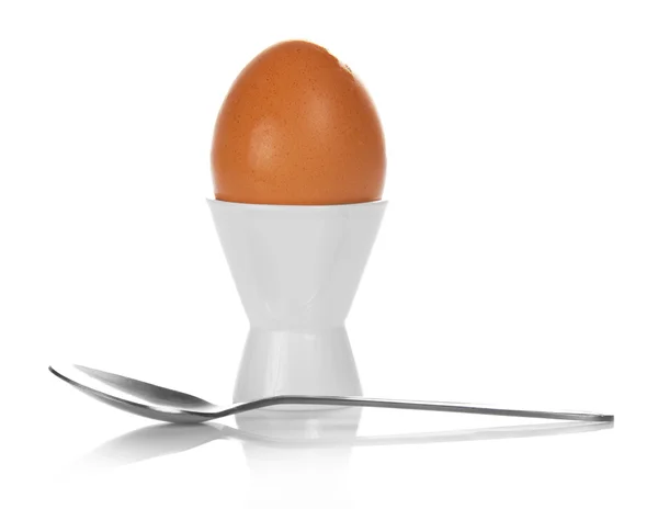 ゆで卵、サポートおよび白で隔離され、小さじ 1 杯 — ストック写真