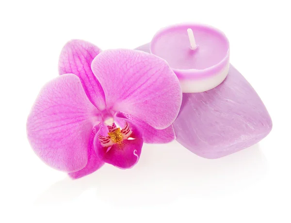 Orchidea, candela aromatica e il sapone isolato su bianco — Foto Stock