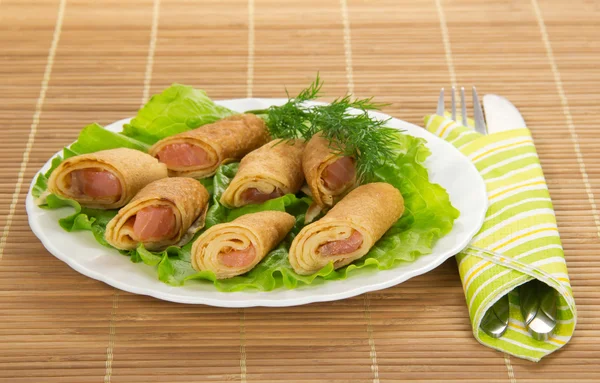 Panqueques con salmón y ensalada, cubiertos con servilleta de bambú — Foto de Stock