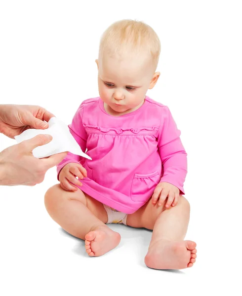 Alla dolce bambina in un vestito rosa asciugano una bocca un tovagliolo isolato su bianco — Foto Stock