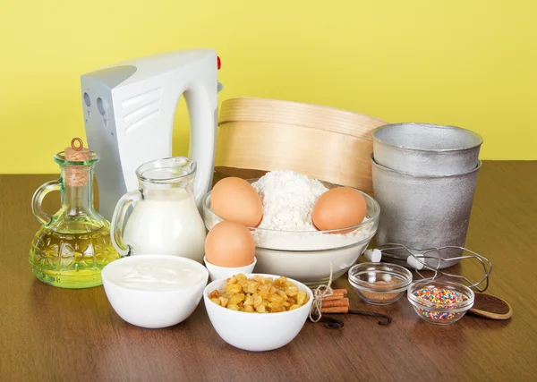 Raisin, temperos, meios de ornamento e uma forma de Easter, em uma mesa, em um contexto amarelo — Fotografia de Stock