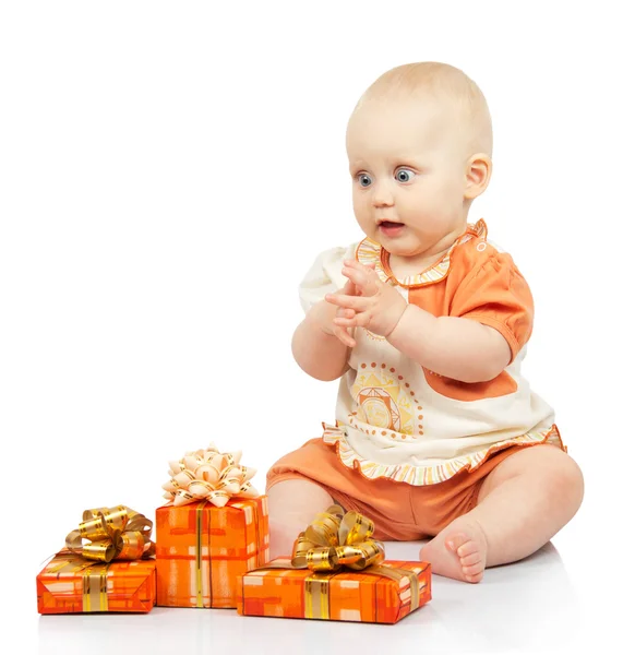 Bebé alegre con regalos aislados en blanco — Foto de Stock