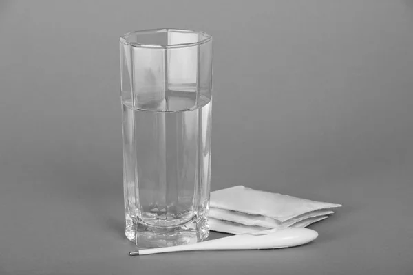 水と電子温度計と灰色の粉末ガラス — ストック写真