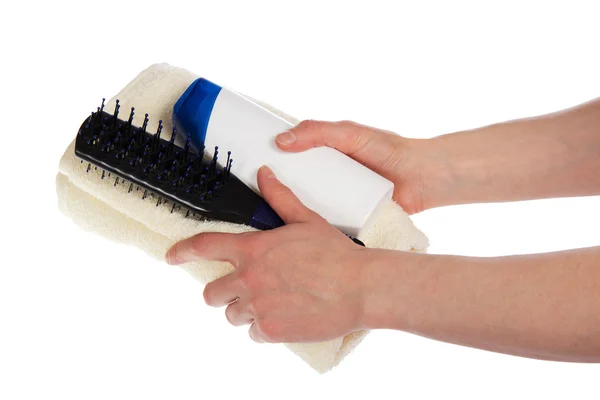 Asciugamano, shampoo, spazzola per capelli nelle mani femminili — Foto Stock