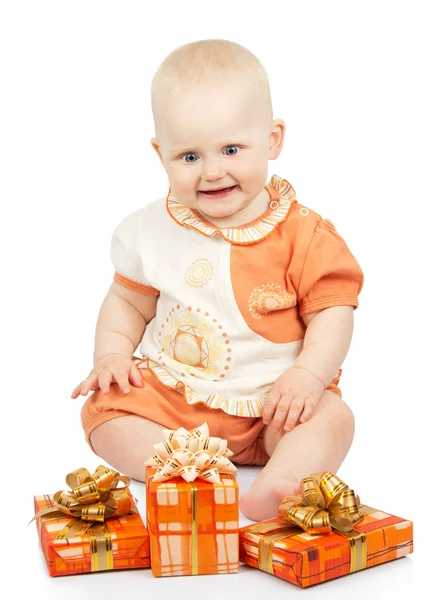 Gioia bambino con scatole regalo isolato su bianco — Foto Stock