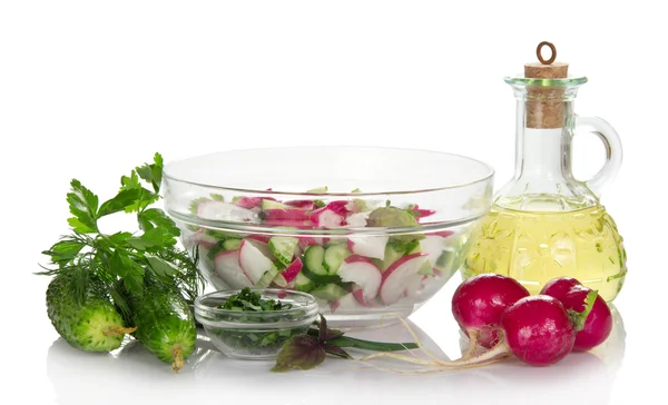 Zeleninový salát v misce a džbán s slunečnicový olej, izolované na bílém — Stock fotografie