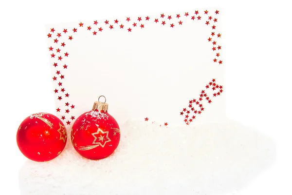 Feliz Año Nuevo 2013 tarjeta de felicitación roja con bolas rojas en la nieve aislada en blanco — Foto de Stock