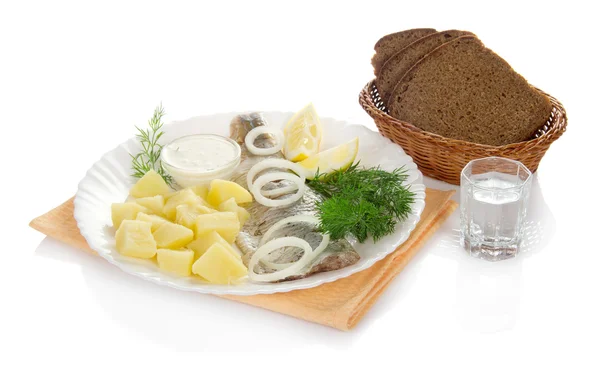 Hering, Kartoffel ein Schnapsglas Wodka und das Brot isoliert auf weiß — Stockfoto