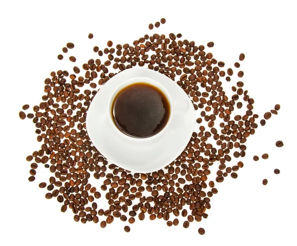 Kopp kaffe och kaffe kornen isolerad på vit — Stockfoto