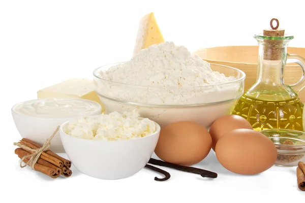 Cottage kaas, zure room, zonnebloemolie, eieren en de kruiden geïsoleerd op wit — Stockfoto