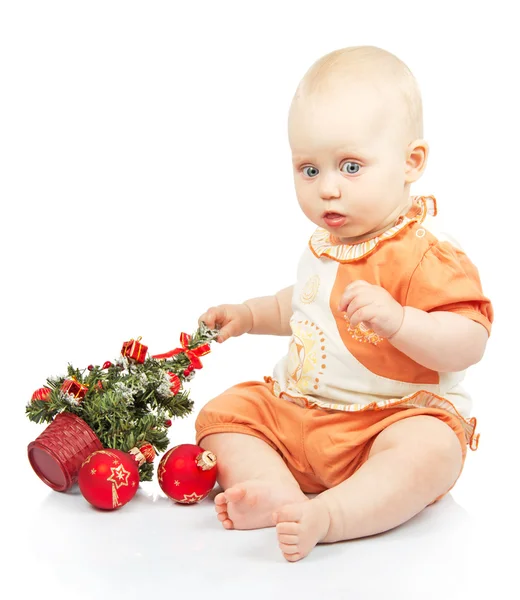 Bambino, albero di Natale, sfere rosse isolate su bianco — Foto Stock