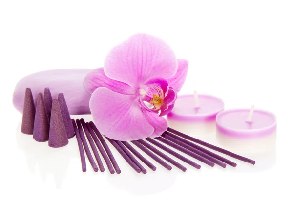 Orchideebloem, aromatische set en de zeep geïsoleerd op wit — Stockfoto