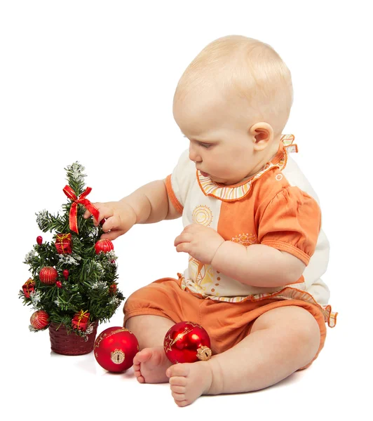 Bambino decora albero di Natale con sfere rosse isolate su bianco — Foto Stock