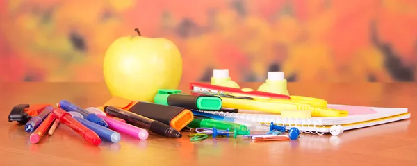 De volta à escola. Um jogo de acessórios de escola e maçã — Fotografia de Stock
