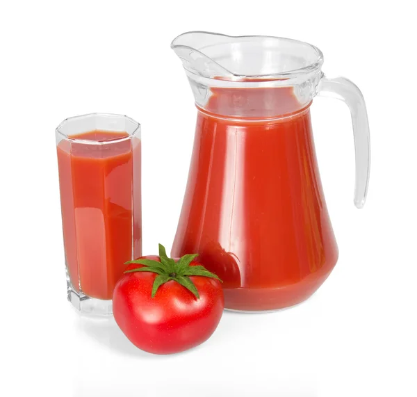 Decantador completo e copo de suco, o tomate — Fotografia de Stock