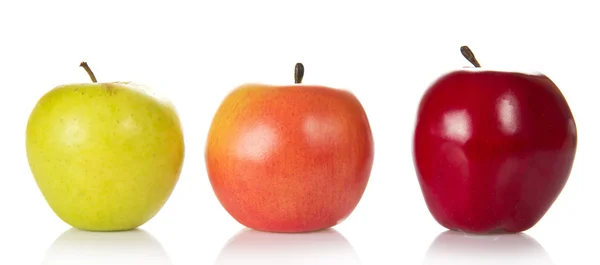 Tři barevné jablka různých tříd izolovaných na bílém — Stock fotografie