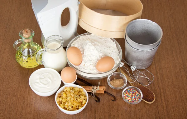 Rosinen, Gewürze, Ziermittel und eine Form für Ostern auf einem Tisch — Stockfoto