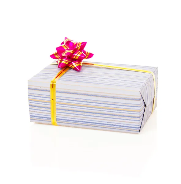 Caja de regalo de Navidad con cinta dorada y lazo rosa aislado en blanco — Foto de Stock