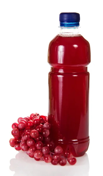 Una bebida refrescante en una botella de plástico y el racimo de uvas —  Fotos de Stock