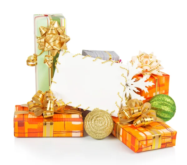 Cartão de Natal com caixas de presente, bolas douradas e verdes, flocos de neve isolados em branco — Fotografia de Stock
