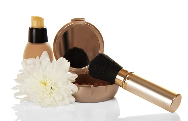 La base para los cosméticos, el rubor y la flor de crisantemo — Foto de Stock