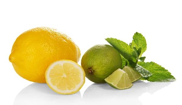 The whole citrus, slices of a citrus and the mint — Stock Photo, Image