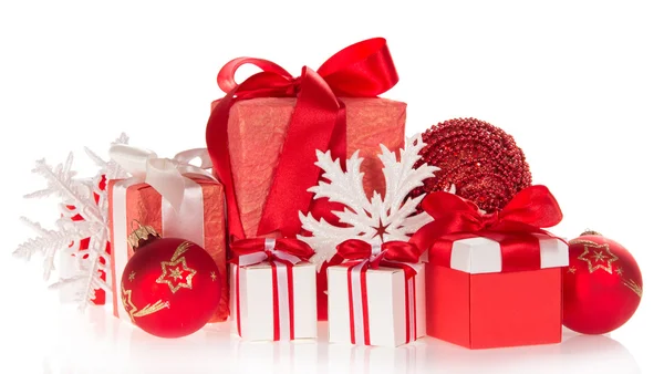 Las cajas de regalo grandes y pequeñas, los juguetes de Navidad, los copos de nieve — Foto de Stock