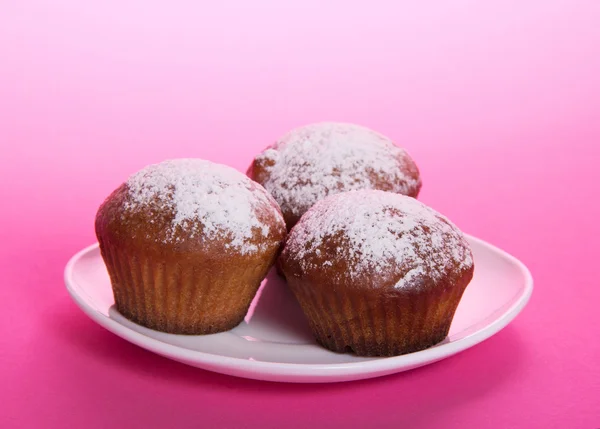 Cupcake on a dish on a pink background — Stock Photo, Image